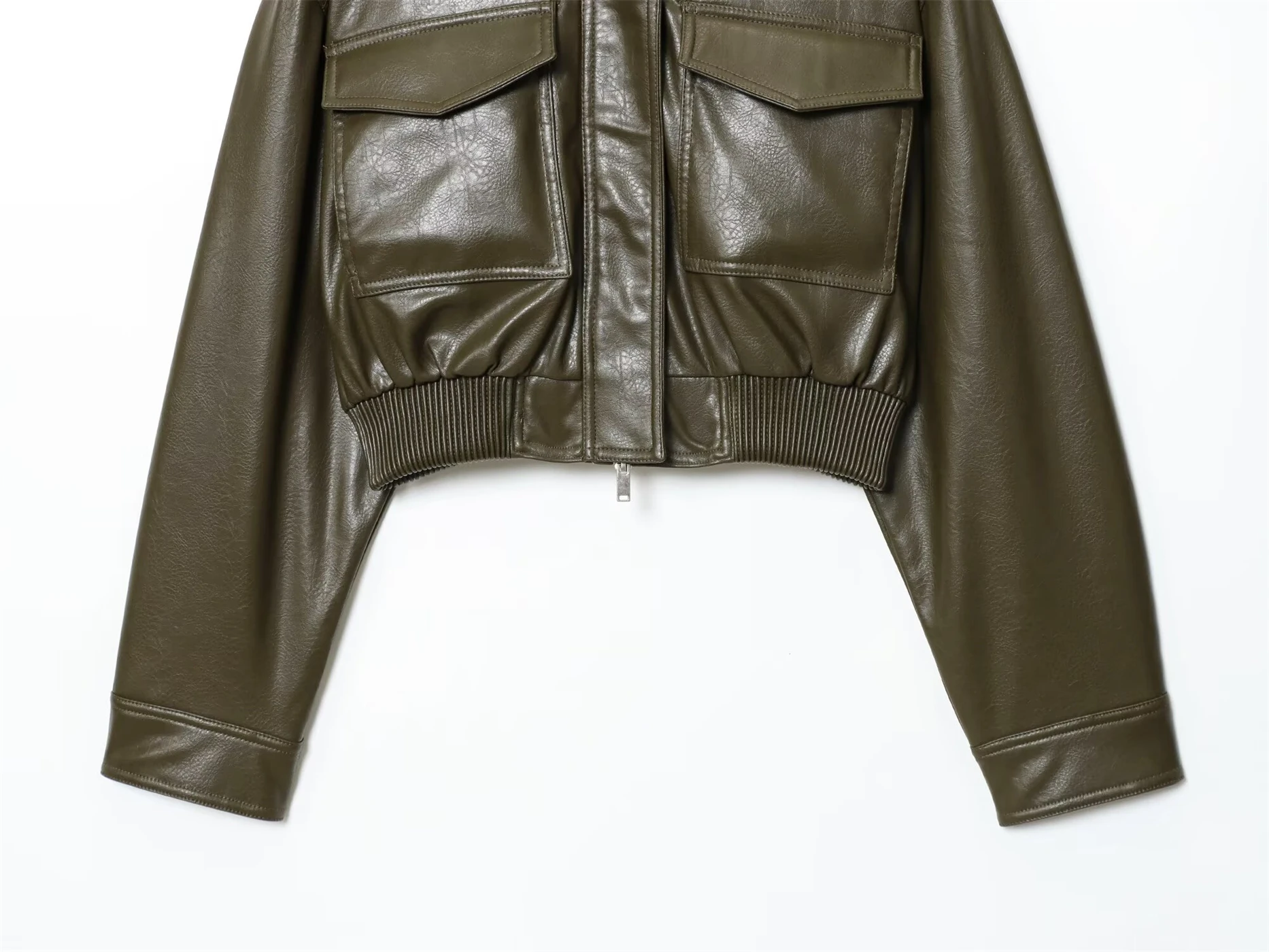 Neu eingetroffene Damenjacke mit Stehkragen, edgy, lederähnliche Textur, trendiger Stil, kurze Damenjacke mit Kunstledereffekt