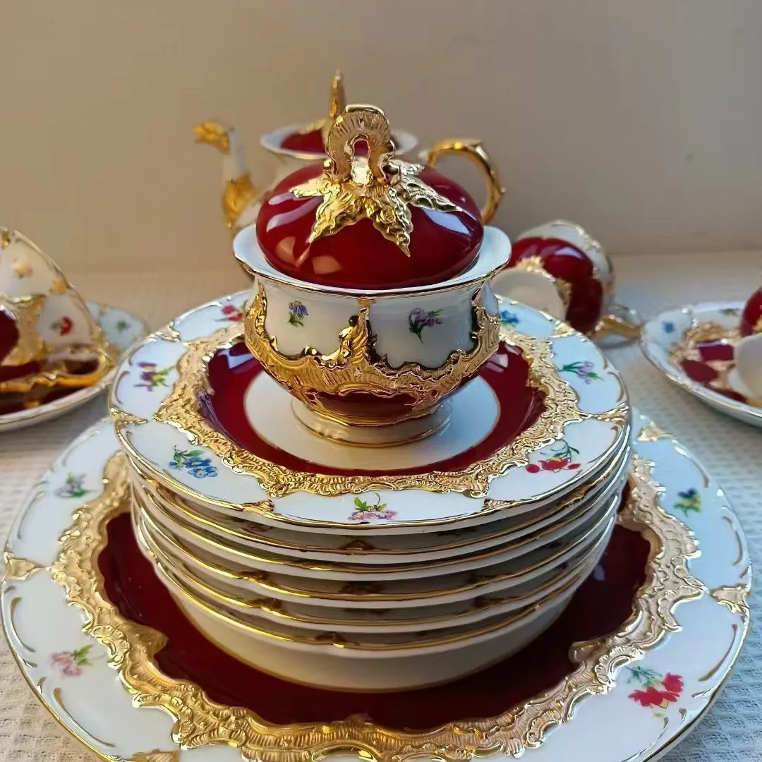 Conjunto de café, caixa de presente dourada estilo tribunal.