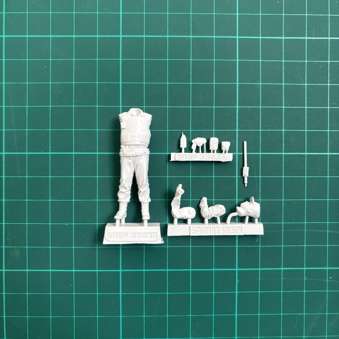 1/35 Resin unpainted model kit, military theme, Russian soldiers wearing summer uniforms unassembled and unpainted GK