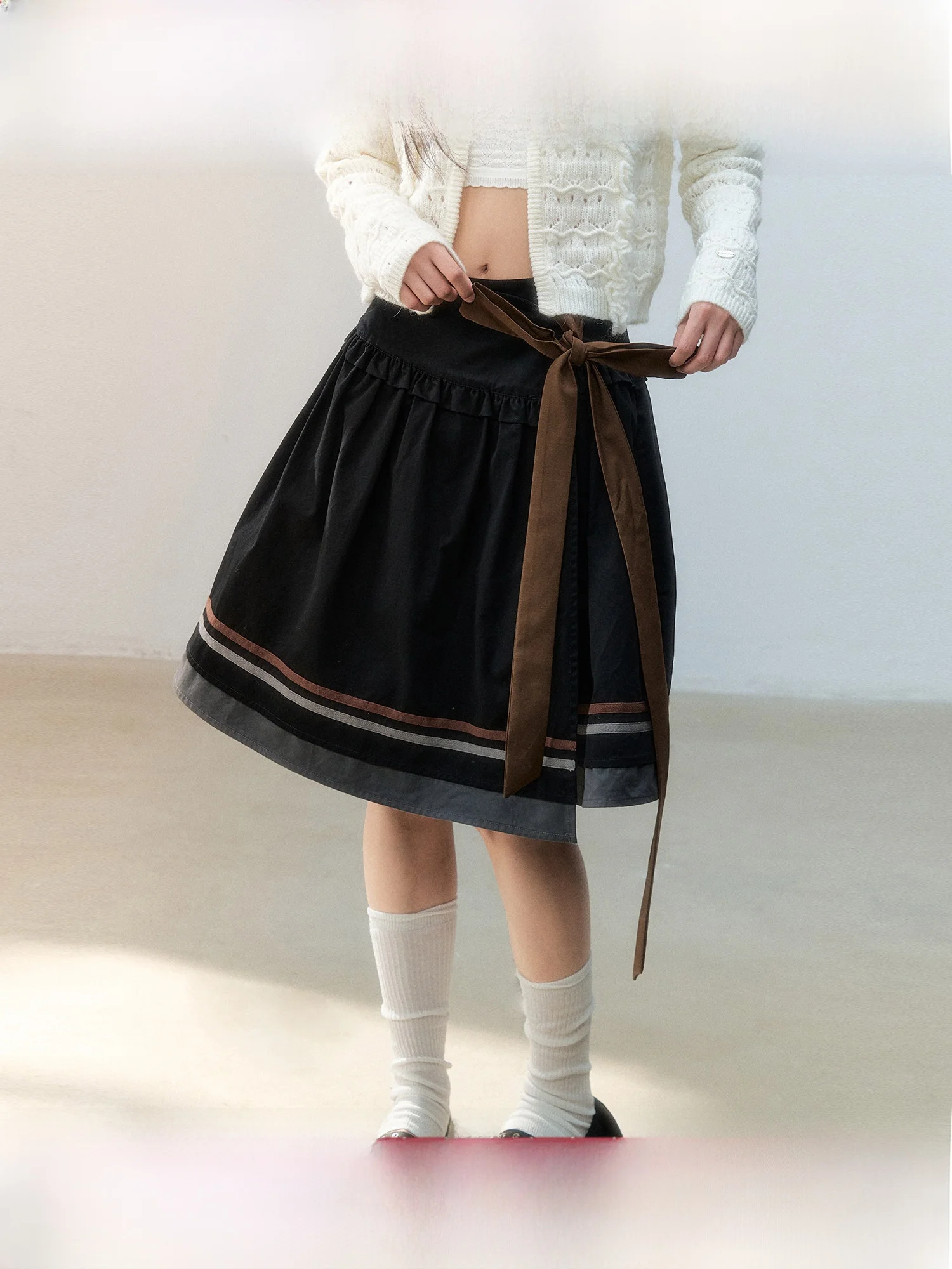 Guukahero Black Contrast Color Splicing Pleated A-Line  Skirt for Women Vintage One-Piece Short Skirt with Wood Grain 