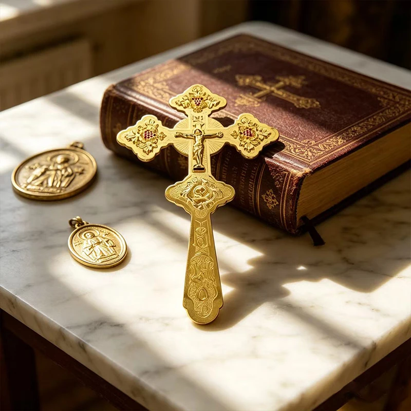 Handgefertigtes, vergoldetes, doppelseitiges orthodoxes Handkreuz mit Jesus für Kirchenliturgie, Hausaltar, Gebet und Andacht. – Detail 2
