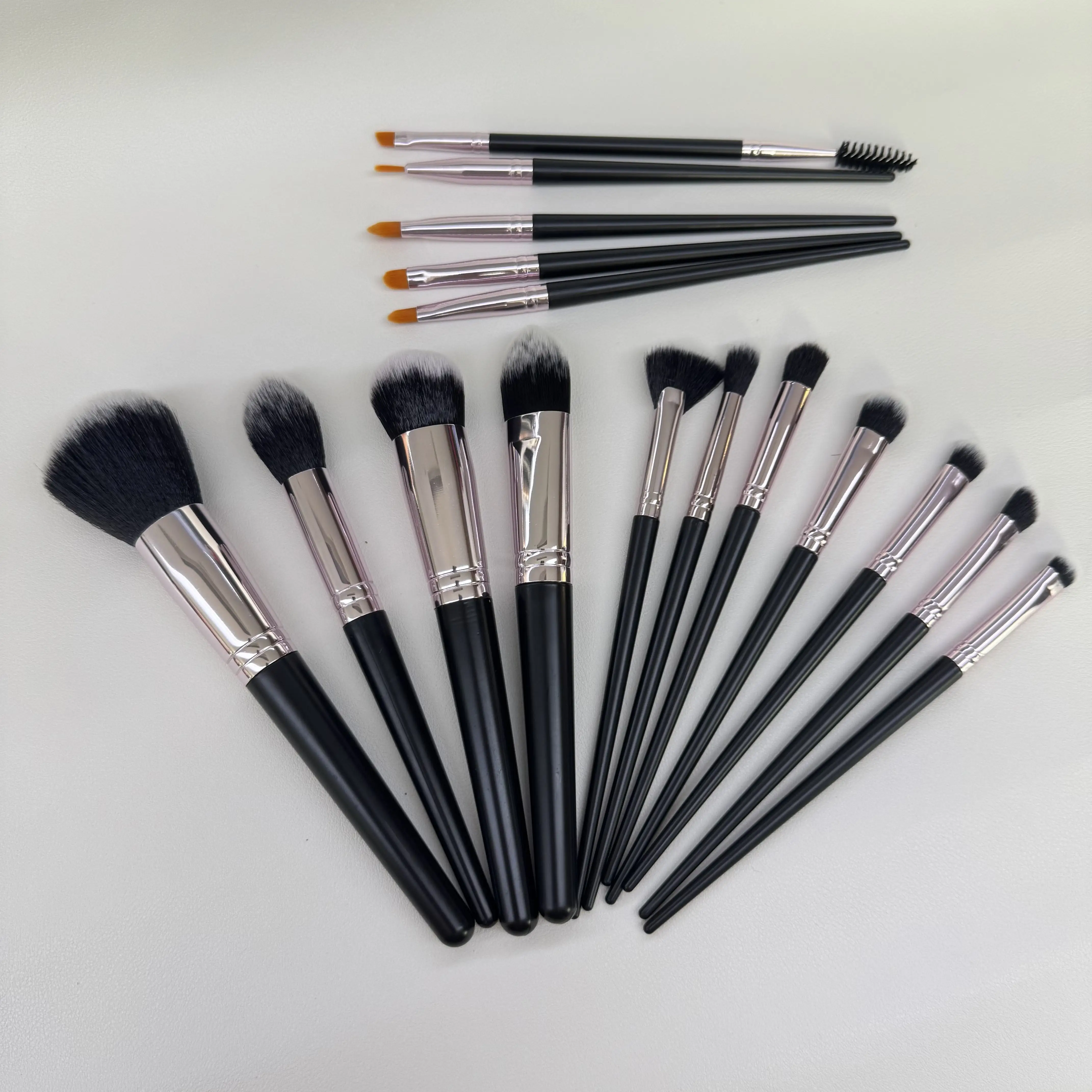 Conjunto de pincéis de maquiagem de 16 peças com base, sombra de olhos e pincéis labiais para mistura de rosto, creme em pó e maquiagem líquida