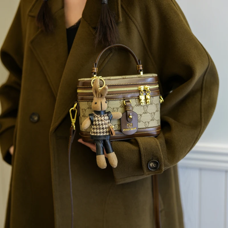 

Women's Large Capacity Crossbody Shoulder Bag Trend 2025 Niche Trend Bucket Handbag for Makeup Stylish And Functional Design