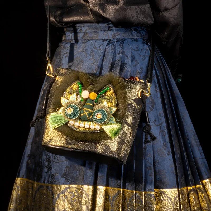 

Retro Chinese Style Exquisite Hanfu Handbag Embroidery Tassel Beauty Tiger Head Pearl Butterfly Elegance Women Shoulder Bag
