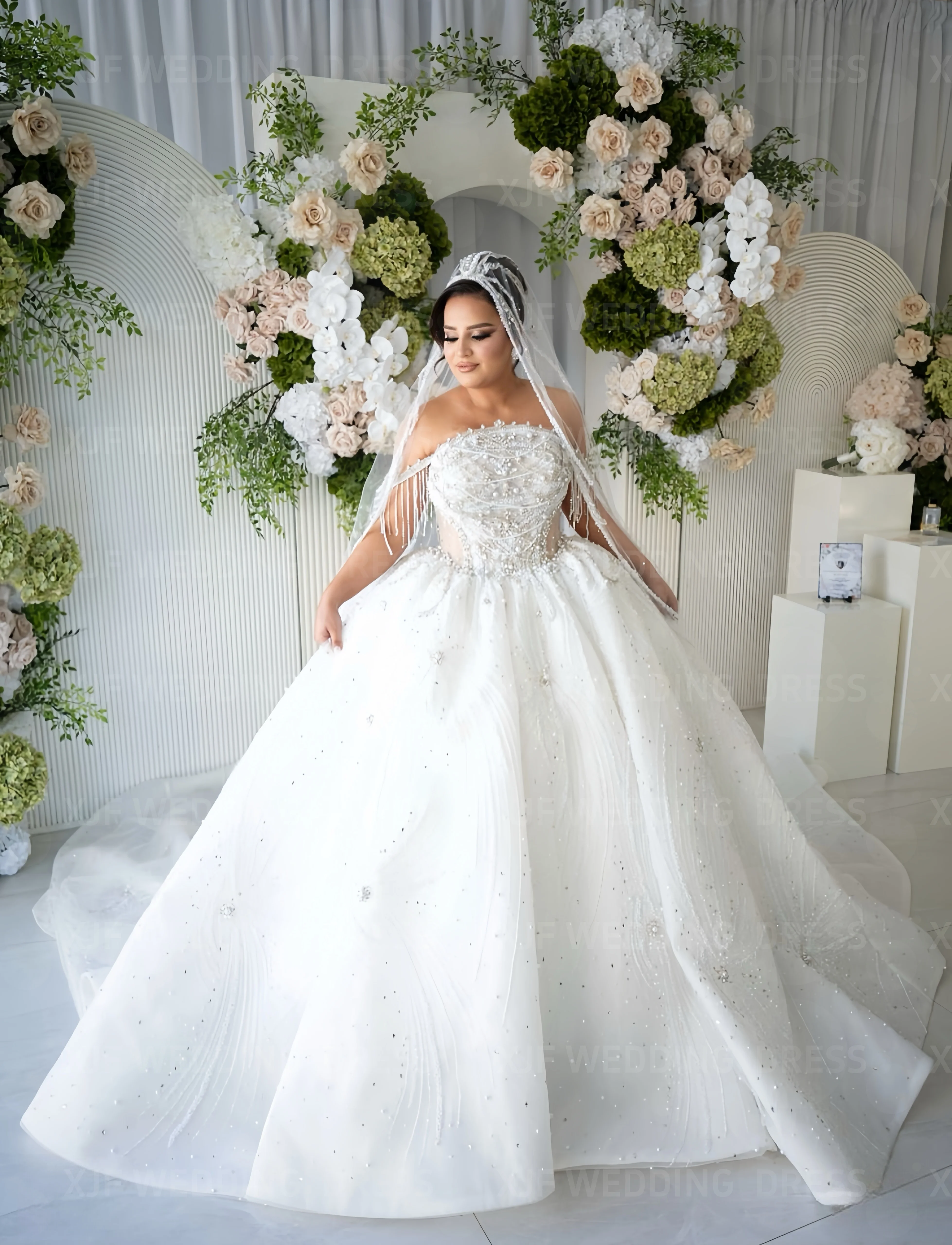 فستان زفاف أنيق بدون حمالات بدون أكمام مخصص من فيستدوس دي نوفيا أماندا نوفيا أماندا نوفيا رسمي