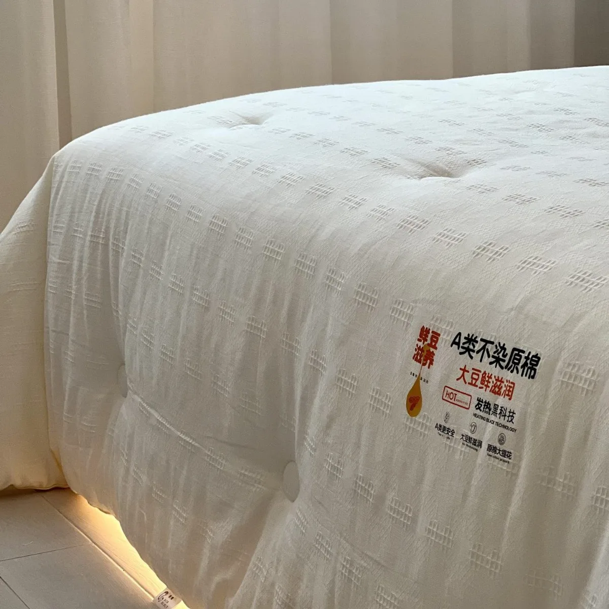 

Customizable jacquard three-dimensional soft antibacterial velvet heating quilt core