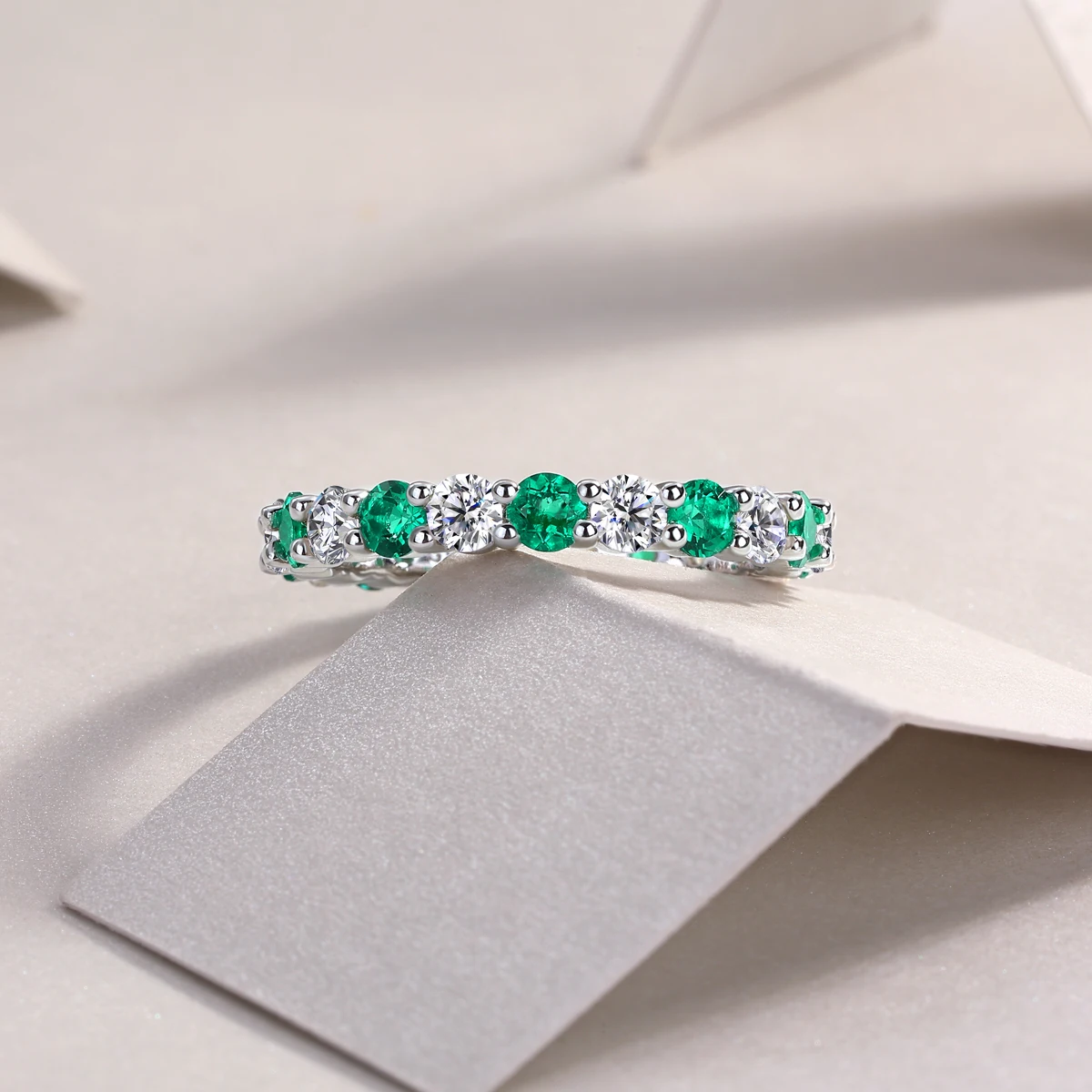 خاتم فضة S925 فاخر مع مويسانيتي متناوب وزمرد أخضر، مطلي بالذهب عيار 18 قيراط، تصميم ممتاز، يتضمن شهادة GRA