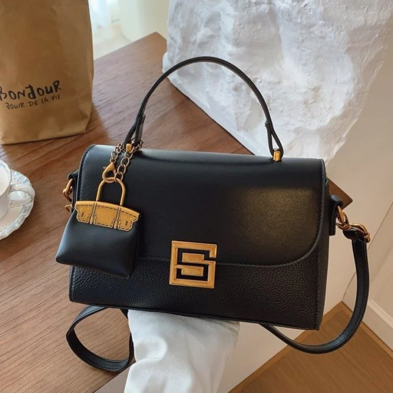 

Elegant Classic Designer Paris Messenger Bag For Women Commuter Large Capacity Business Leisure Trendy Style