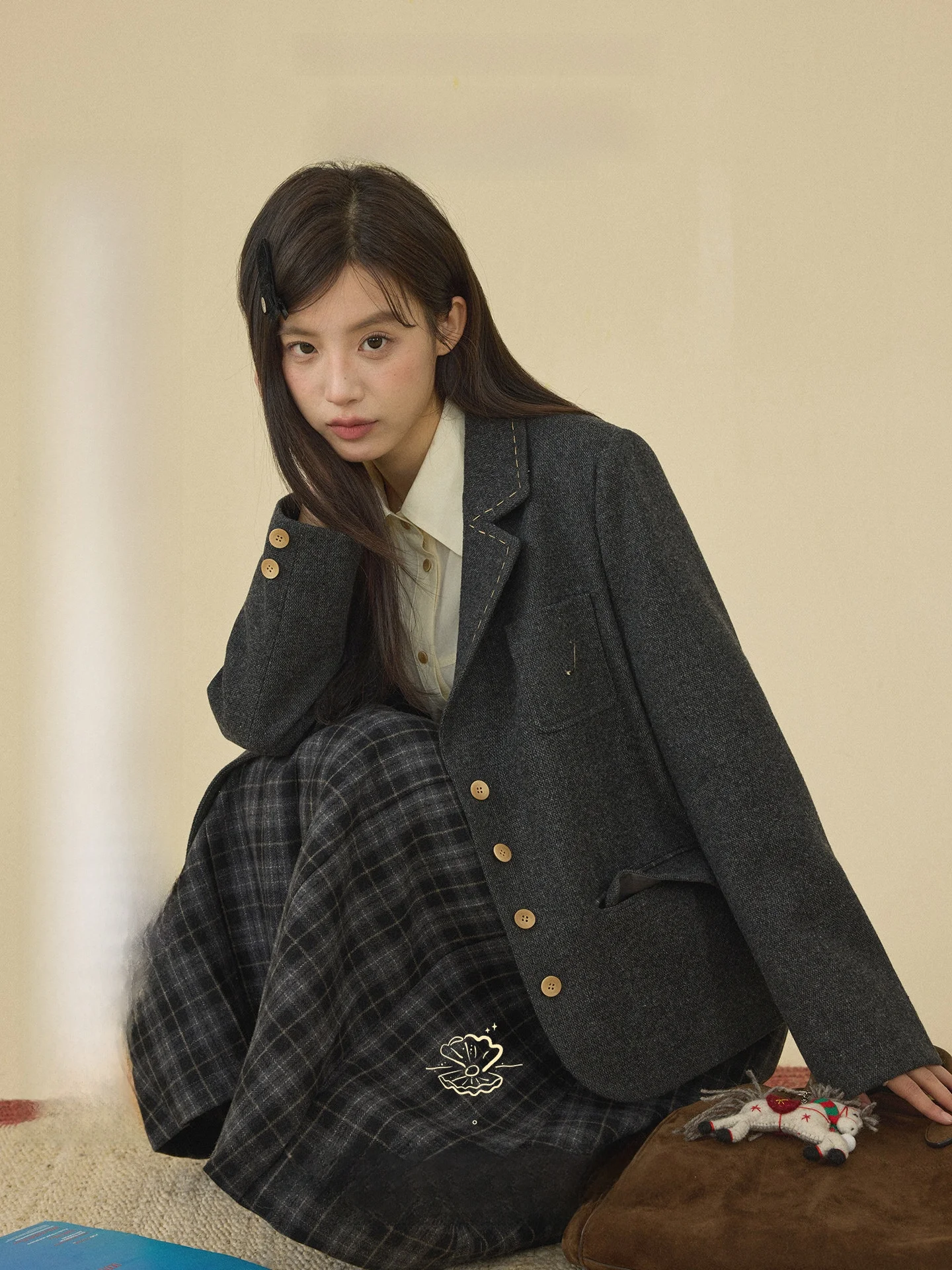 

Новинка! Элегантный и модный женский зимний деловой костюм-двойка из шерсти с вышивкой и клетчатым узором (пиджак и юбка)