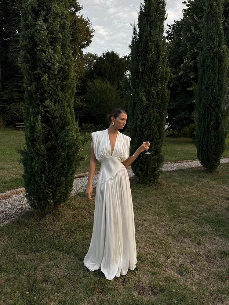 Elegantes, aushöhlendes, ärmelloses, plissiertes Abendkleid, trendiges, reines, gespleißtes Kleid, Temperament, V-Ausschnitt, hohe Taille, Satin, langes Kleid