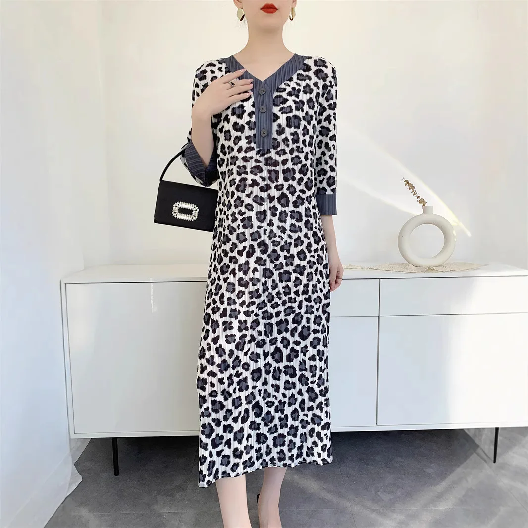 

Miyake Leopard Dress Women 2025 Spring and Summer New Printing Pleated Skirt Senior Sense of Temperament V-neck New Long Skirt