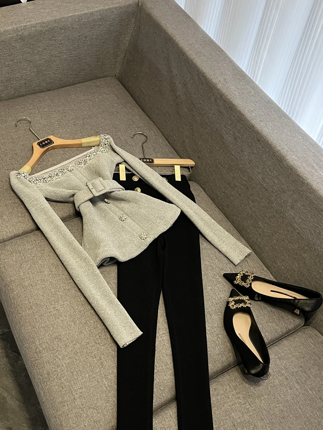 

Элегантный топ на одно плечо с поясом, весна 2026, модный женский деловой наряд с бриллиантовой отделкой, длинный рукав, цветочный принт