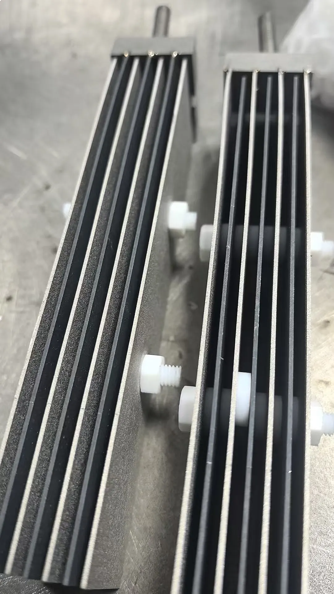 4 Cathodes and 5 Anodes, with 8 Mm Threaded Nuts, 40 Mm Long.