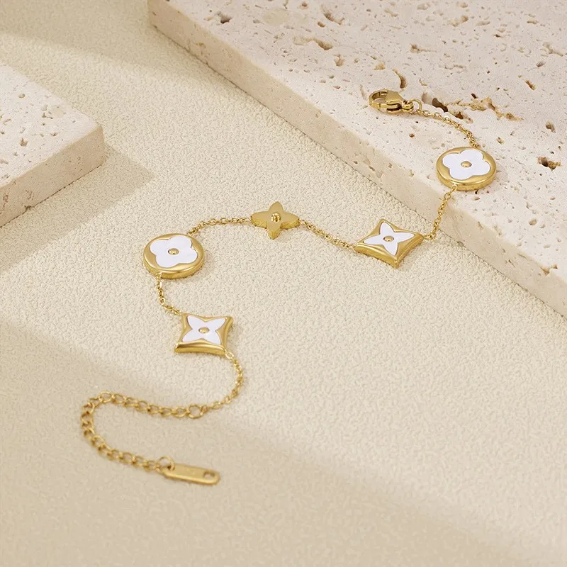 A niche design four-leaf clover light luxury high-end version white stainless steel flower bracelet for women