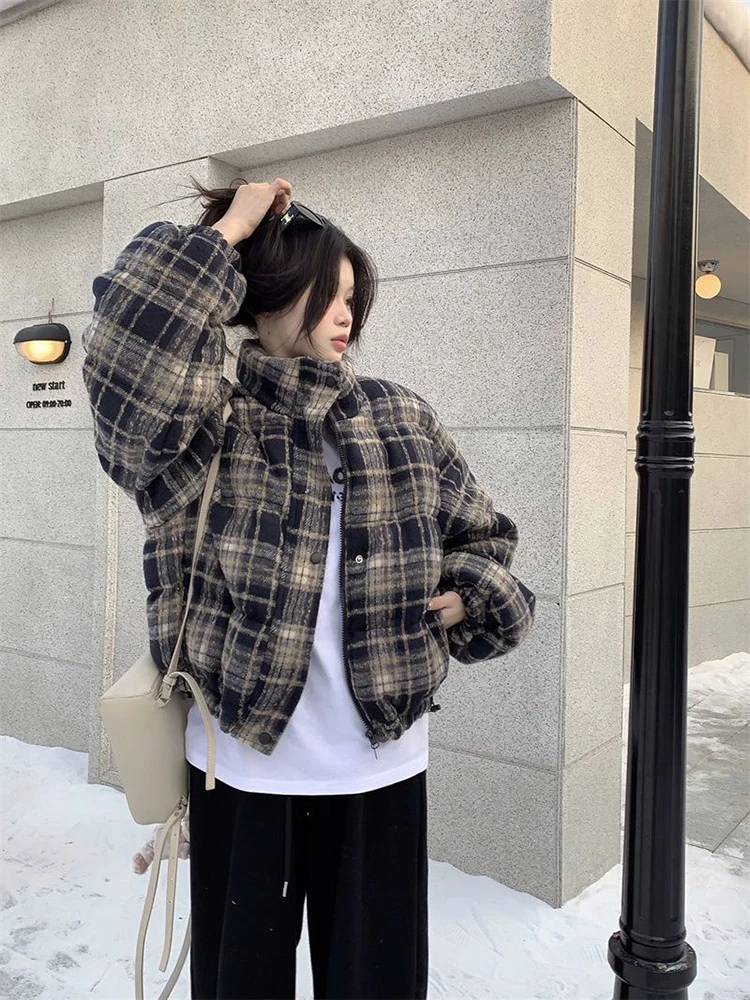Parka Wanita Vintage Motif Kotak-kotak Musim Dingin Tebal Hangat Resleting Kerah Tegak Kasual Mantel Mengembang Longgar Saku Tali Serut Pakaian Luar Wanita Baru