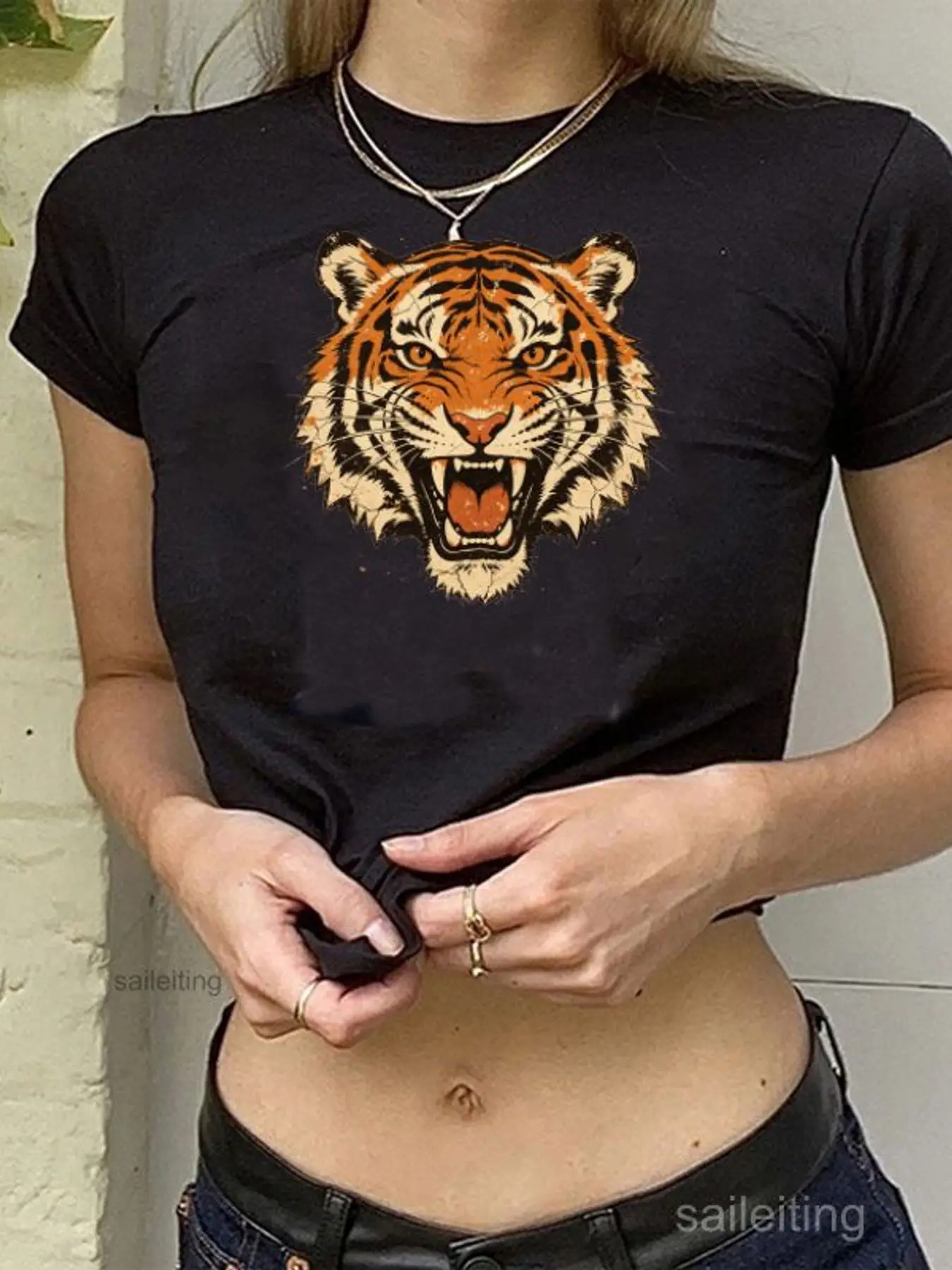 Women's Black Short Sleeve Crop Top with Roaring Tiger Head Graphic Print Streetwear Aesthetic Casual T-Shirt