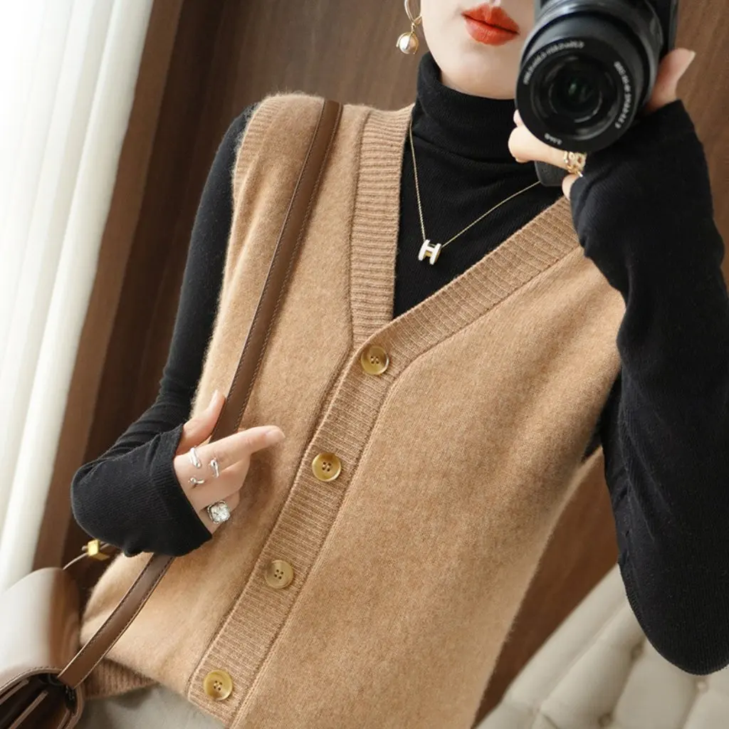 

Women's Solid Color Knitted Vest Autumn Winter V-Neck Waistcoat Fur Trim All-Match Cardigan Vest Coat Buckle Detail