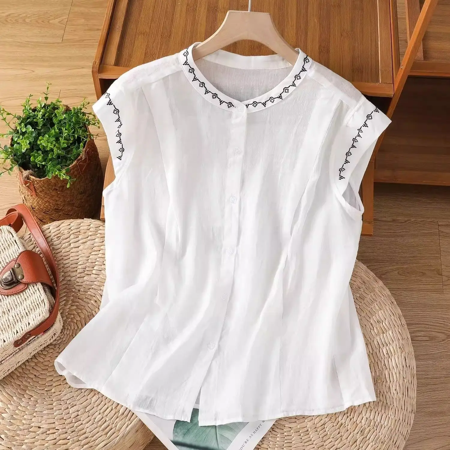 

plus Size Embroidered Shirt Women's Fashionable Sleeveless Spring Summer New Style Top Coat Elegant round Neck Button Closure