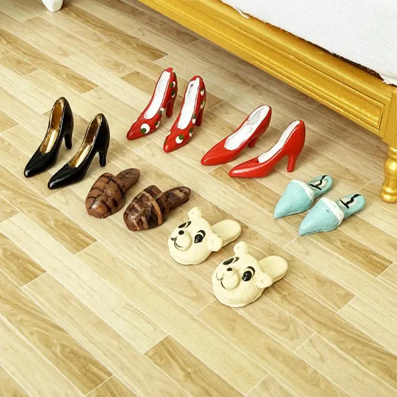 1/12 スケールのドールハウス人形の靴、おもちゃの DIY アクセサリー用の小さなハイヒール装飾 2 個