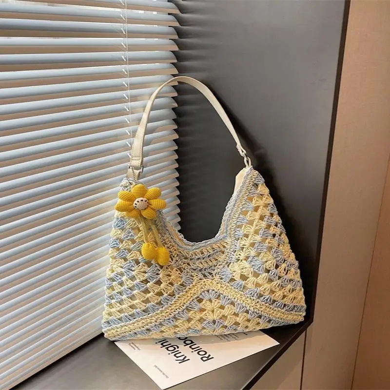 

Women's Woven Straw Shoulder Bag Medium Size Handbag With Handle For Beach Vacation Tote Large Capacity Beach Bags