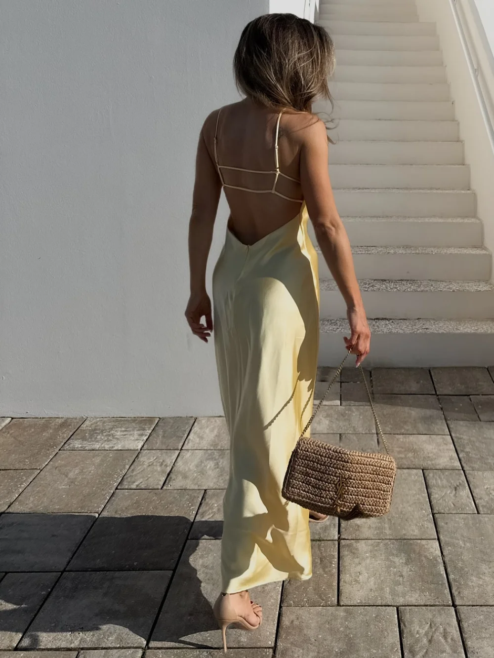 Damska Sukienka Midi z Satyny, Plisowana, Bez Pleców, Zapinana na Zamek, Seksowna, na Cienkich Ramiączkach, Dekolt w Serek, Elegancka Sukienka Damska