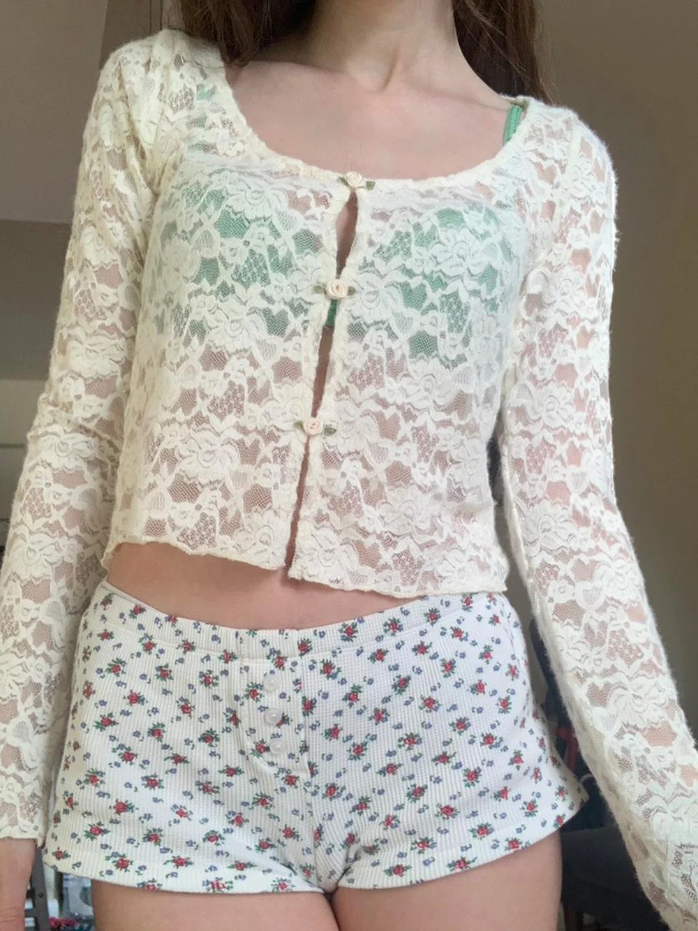 

Женская кружевная рубашка с длинными рукавами и защитой от солнца, новинка лета 2025 года, универсальные бежевые однобортные короткие топы с U-образным вырезом, женская верхняя одежда