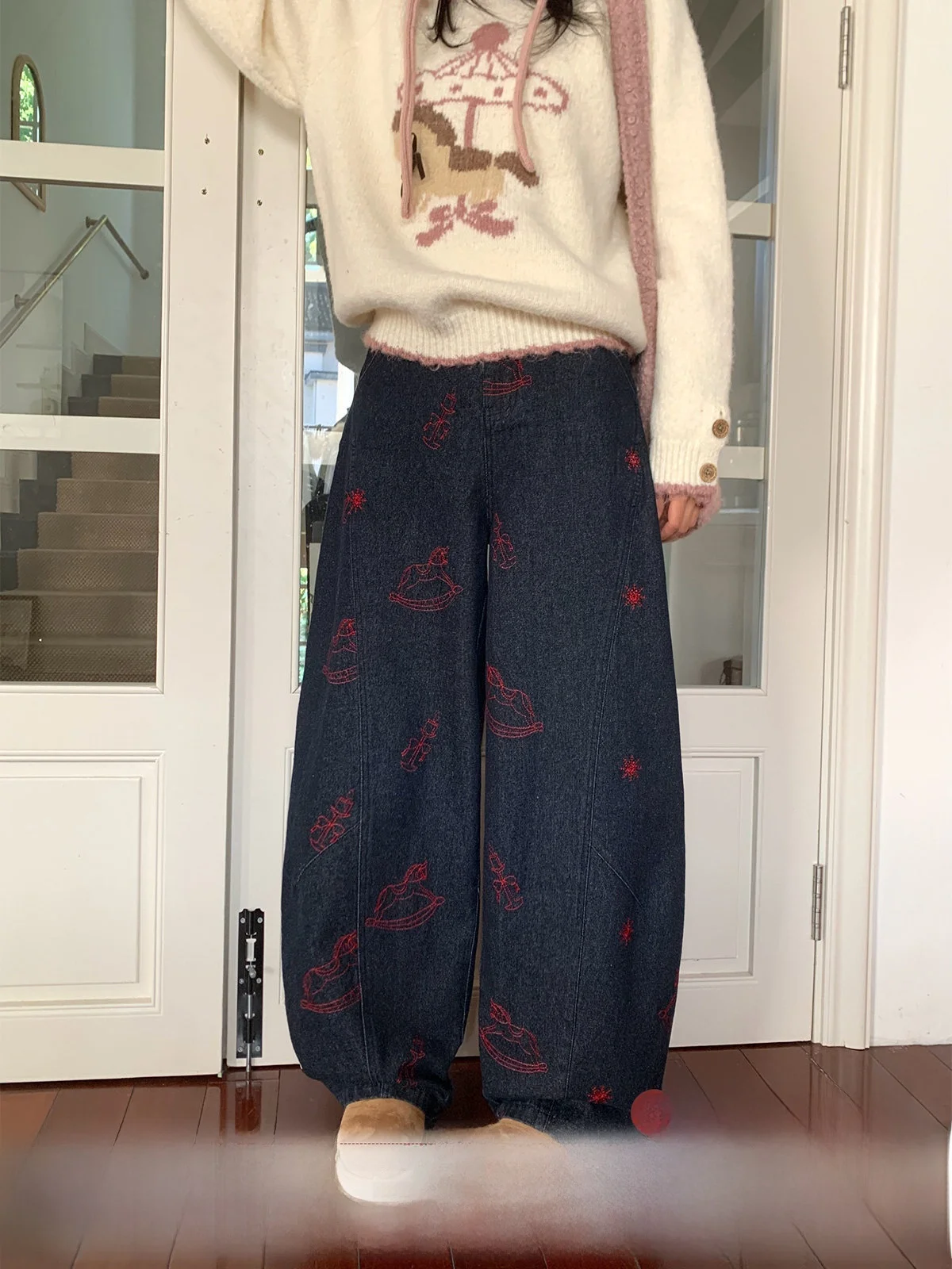 

Женские зимние повседневные джинсы свободного кроя с вышивкой в стиле ретро и деревянным узором, с контрастным дизайном и изогнутым кроем