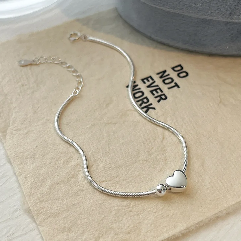 Braccialetti con ciondoli semplici per donne e ragazze Bracciale lucido a forma di cuore Accessori per gioielli di moda squisiti Regali di compleanno