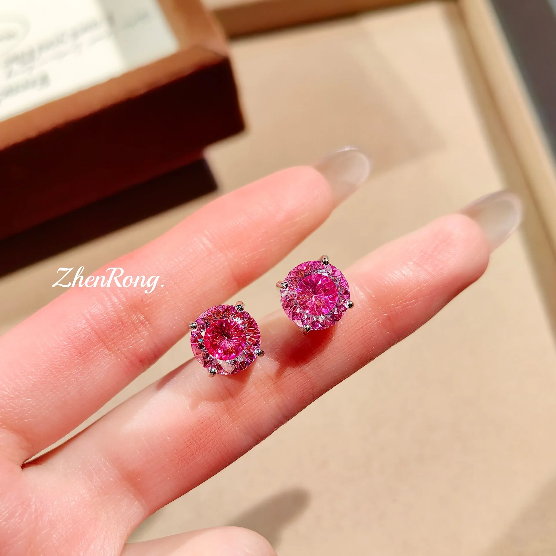 Modischer Schmuck: Wunderschöner Zirkonia-Anhänger mit Paraiaba-Schliff, Ohrringe mit Rosenschliff-Diamanten, königsblauer Ring – Damen-Hochzeits – Detail 10