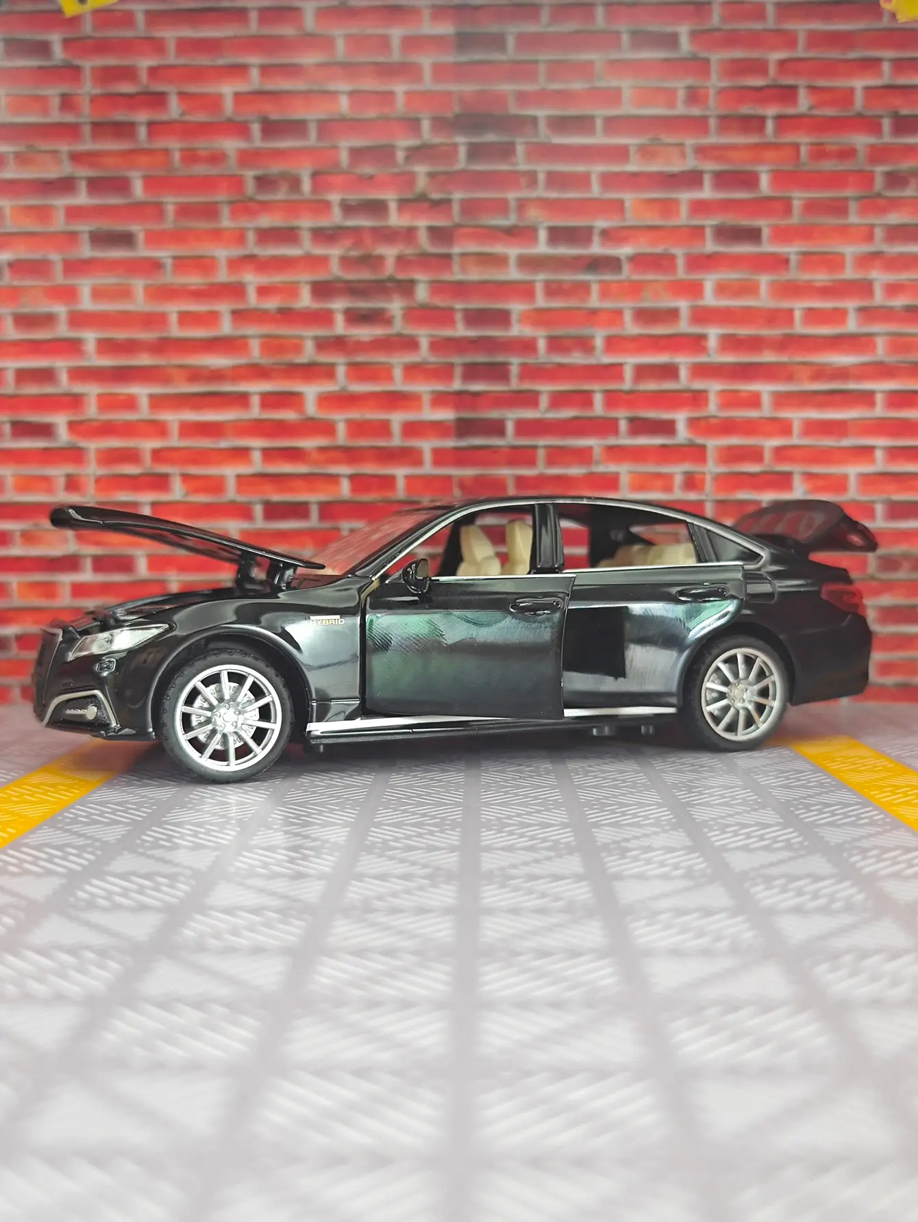 Simulación 1:32 del modelo de coche de aleación Toyota Crown de 15a generación con piezas decorativas, puertas y capó del motor, maletero que el coche