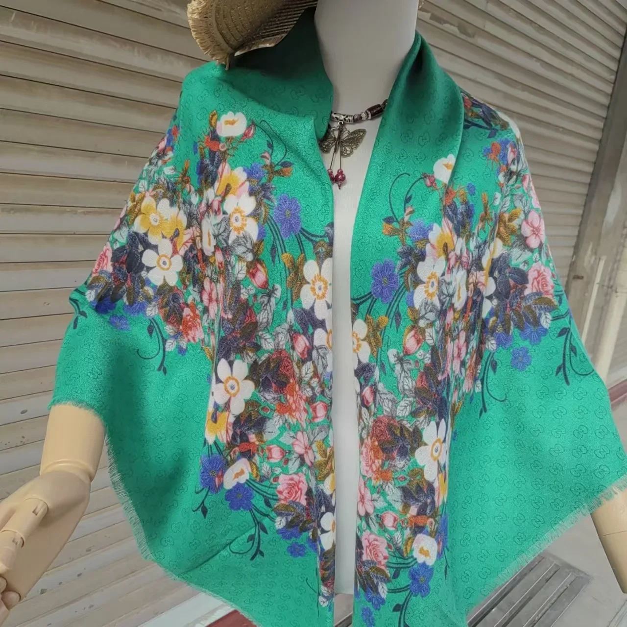 وشاح رأس على طراز شينجيانغ الروسي 130 × 130 سم، وشاح مطبوع من القطن والكتان للنساء، شال وغلاف عرقي خفيف الوزن