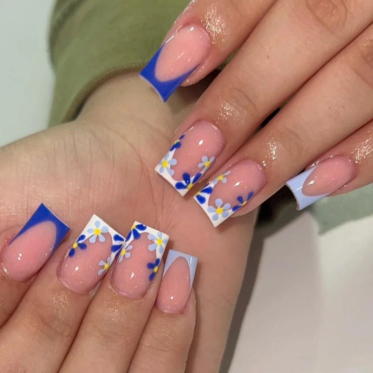 Juego de 24 piezas de uñas cuadradas medianas, Punta francesa azul y blanca con bonito diseño Floral, acabado brillante, perfecto para las manos