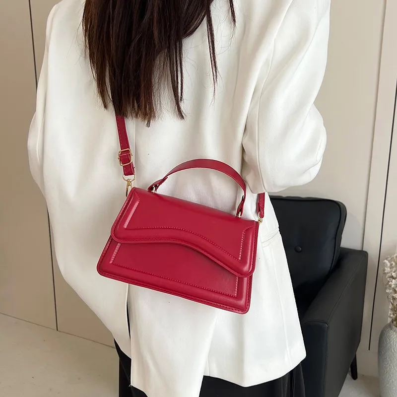 

Весна 2025 года, новая мода, простой нишевый дизайн, маленькая квадратная сумка, повседневная сумка, популярная косая сумка в иностранном стиле