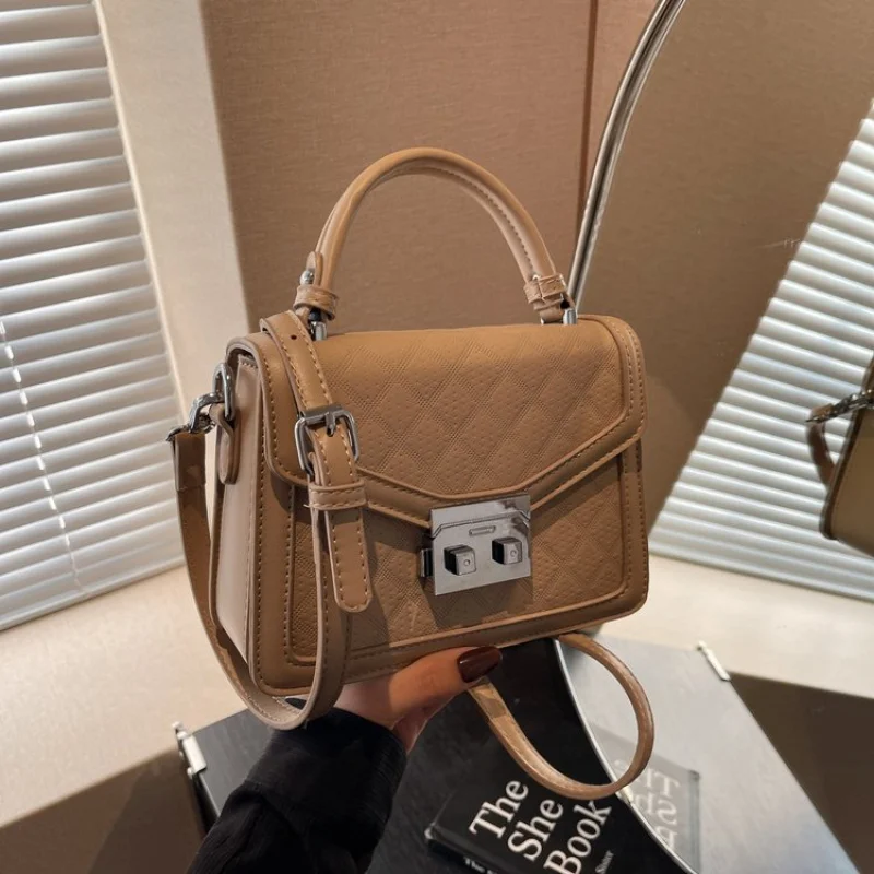 

Элегантный кожаный клатч мини-размера для женщин с уникальным дизайном логотипа и парижским стилем