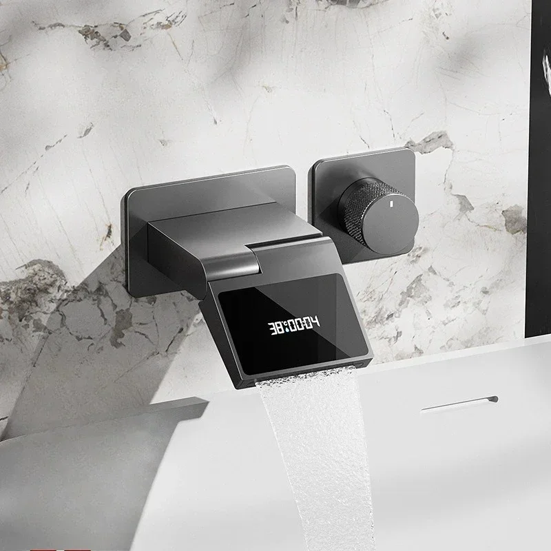 Półki ukryte w całości z miedzi, cyfrowy wyświetlacz ciepłej i zimnej wody, łazienka z umywalką, ściana łazienkowa, toaleta, bateria wodospadowa