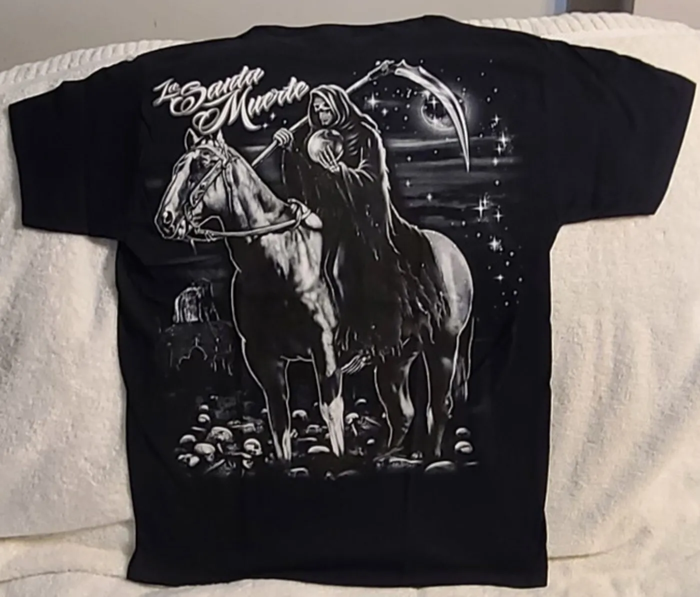 Camiseta Grim Reaper com Cavalo, Foice, Caveiras de Cemitério, Lua e Santa Morte