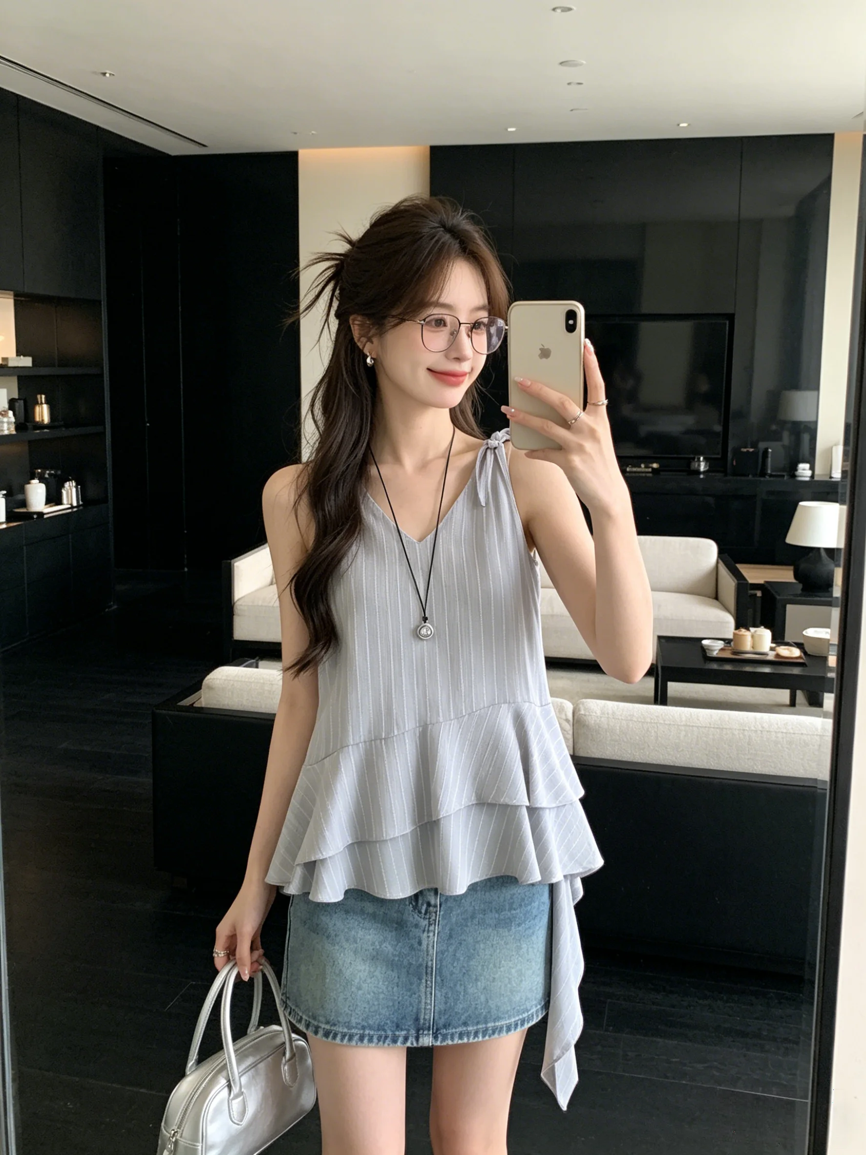 

Корейский стиль: топ-жилет с V-образным вырезом без бретелек, в полоску, без рукавов, летний, с оборками, с поясом, молодежный, повседневный, стройнящий, женская одежда