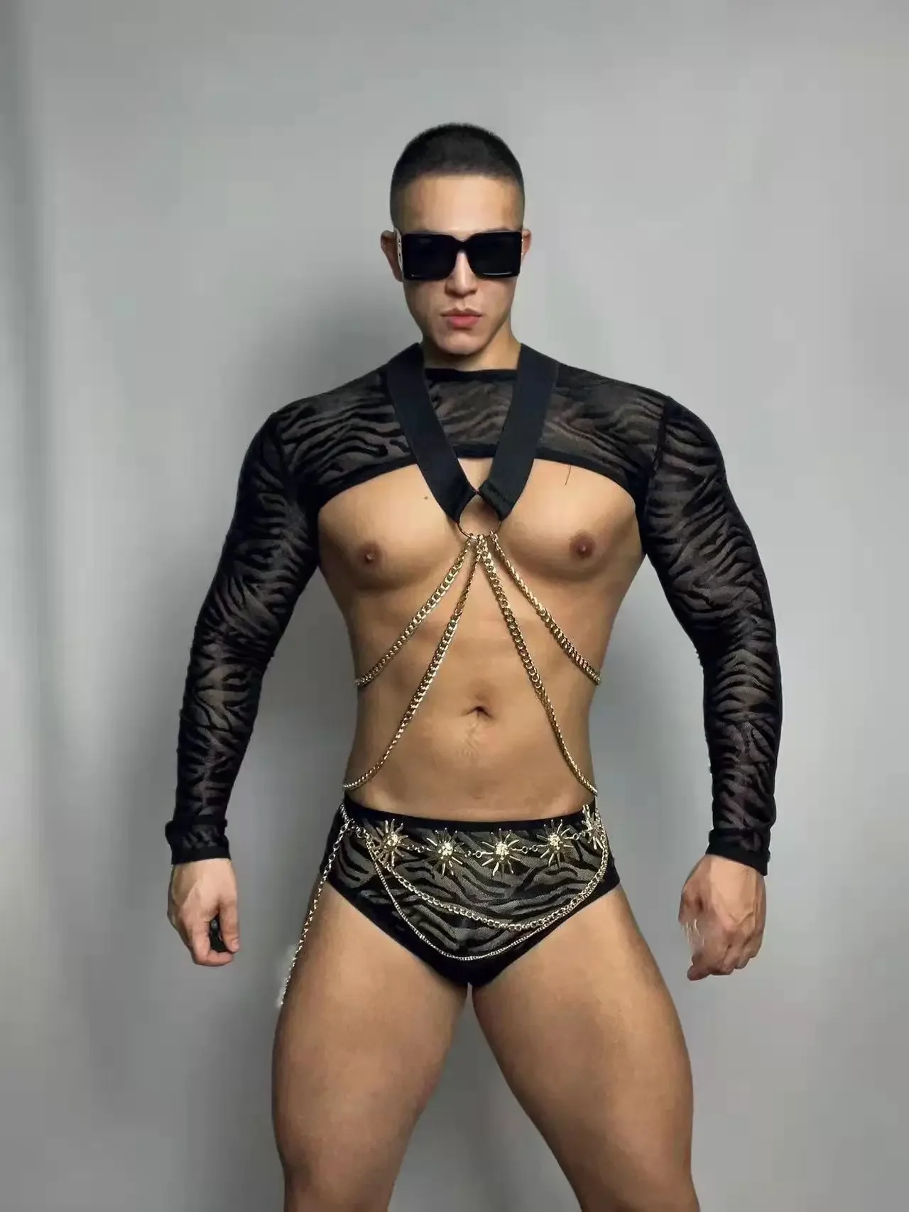 新しいナイトクラブパーティーバーDJポールダンスコスチュームセクシー男性ダンサーゴーゴーステージウェアメタルチェストチェーンビキニショーレイブ衣装セット