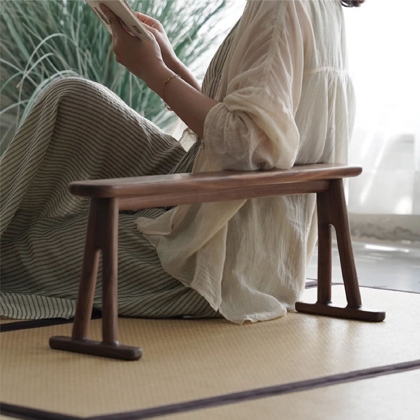 New Chinese-style solid wood with a few corners and a few tatami mats, leaning on the handrail, North American black walnut Zen