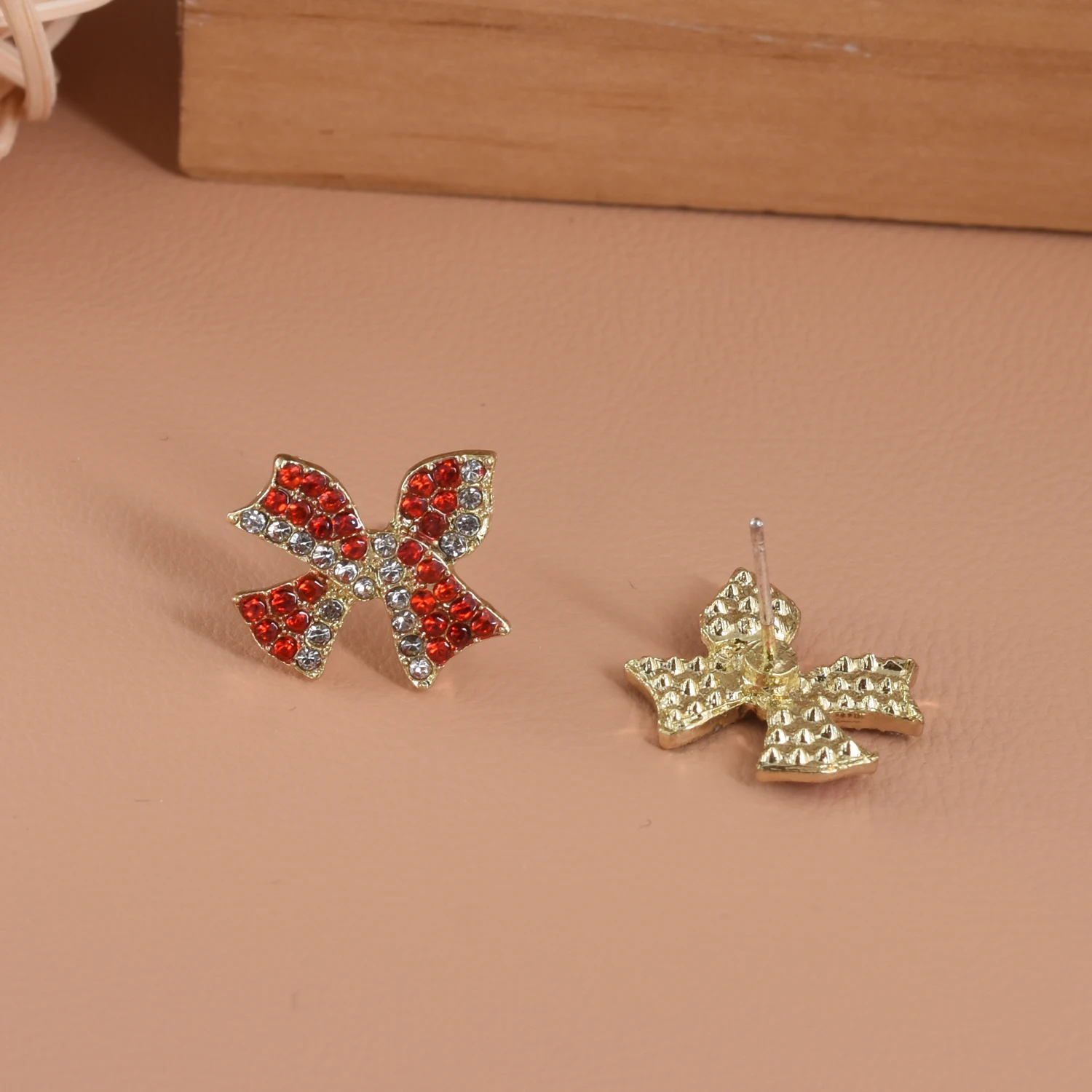 Pendientes de tuerca de diamantes superflash exquisitos, pendientes de niña con lazo rojo, todo con luz de lujo, retro japonés y coreano