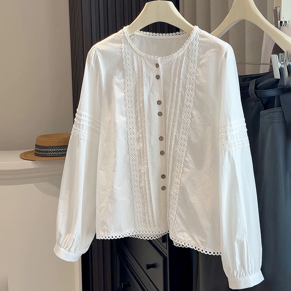 

Женская белая блузка с кружевной отделкой во французском стиле, с круглым вырезом, на одной пуговице, с вырезами, новая модная весенняя женская рубашка-топ 2026 года