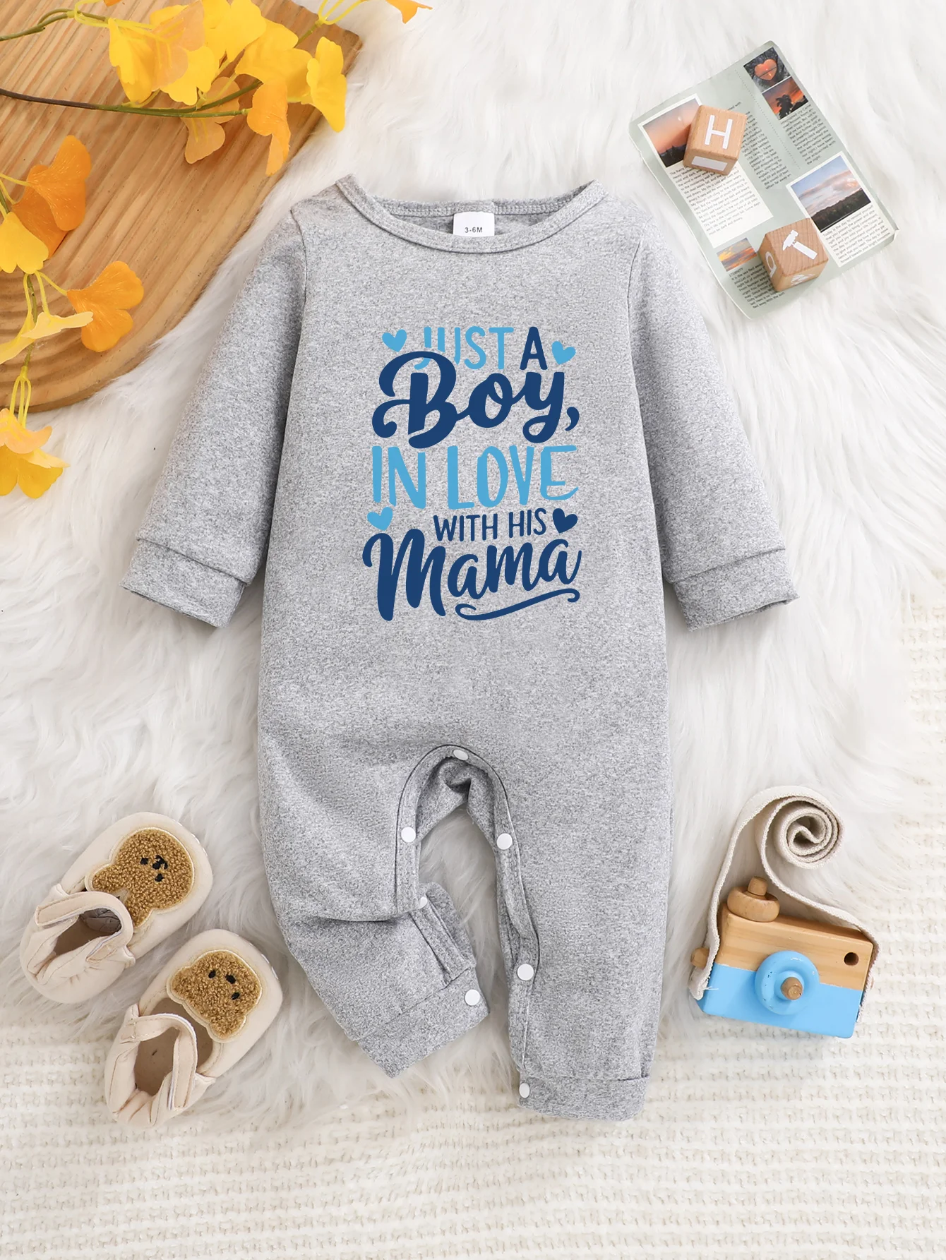 This baby long-sleeve onesie features playful prints and button closure. It is washable, easy to maintain and a practical must-h