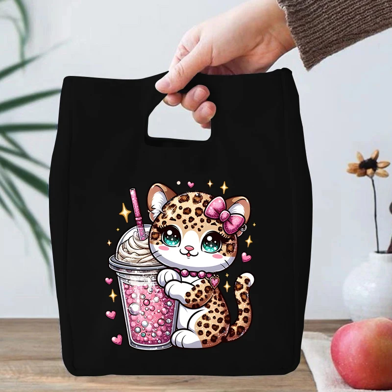 

Kawaii Leopard Cat Bobo Tea Print Portable Fridge Thermal Lunch Bag Women Men Kids Portable Insulated Food Bento Lunch Pouch