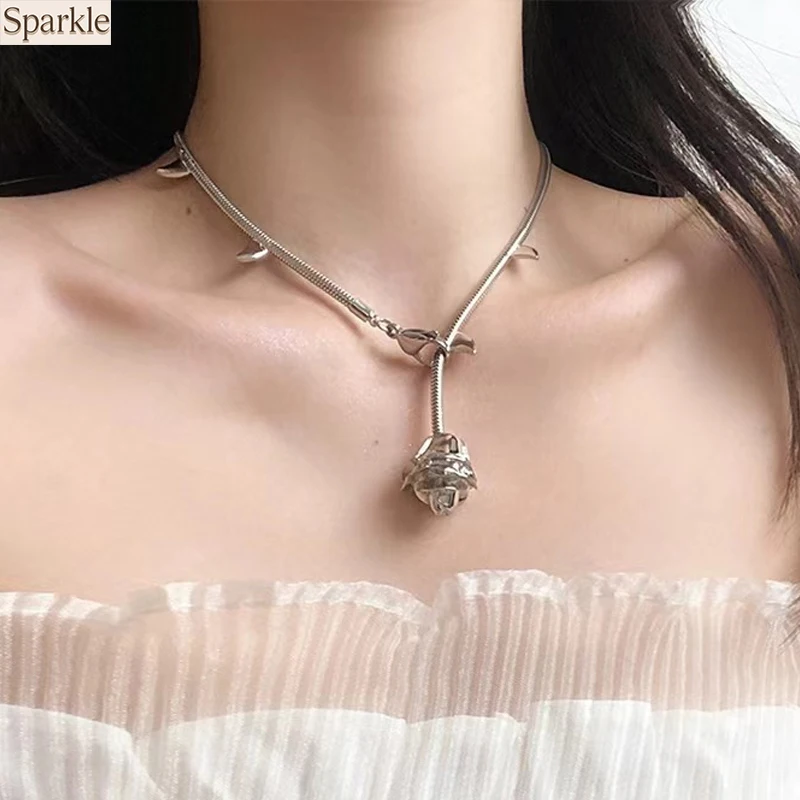 

Silver Metal Thorny Rose Pendant Necklace Y2K Unique Edgy Sweet Girl High-End Hip-Hop Collarbone Chain for Women Neck Accessory