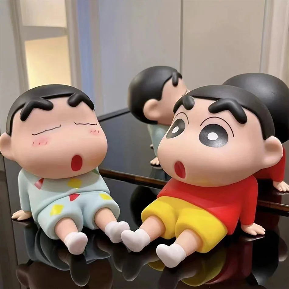 Crayon shin-chan kawaii anime suporte de telefone bonito boneca decorações ornamentos de mesa assistindo tv telefone suporte estatueta dos desenhos animados