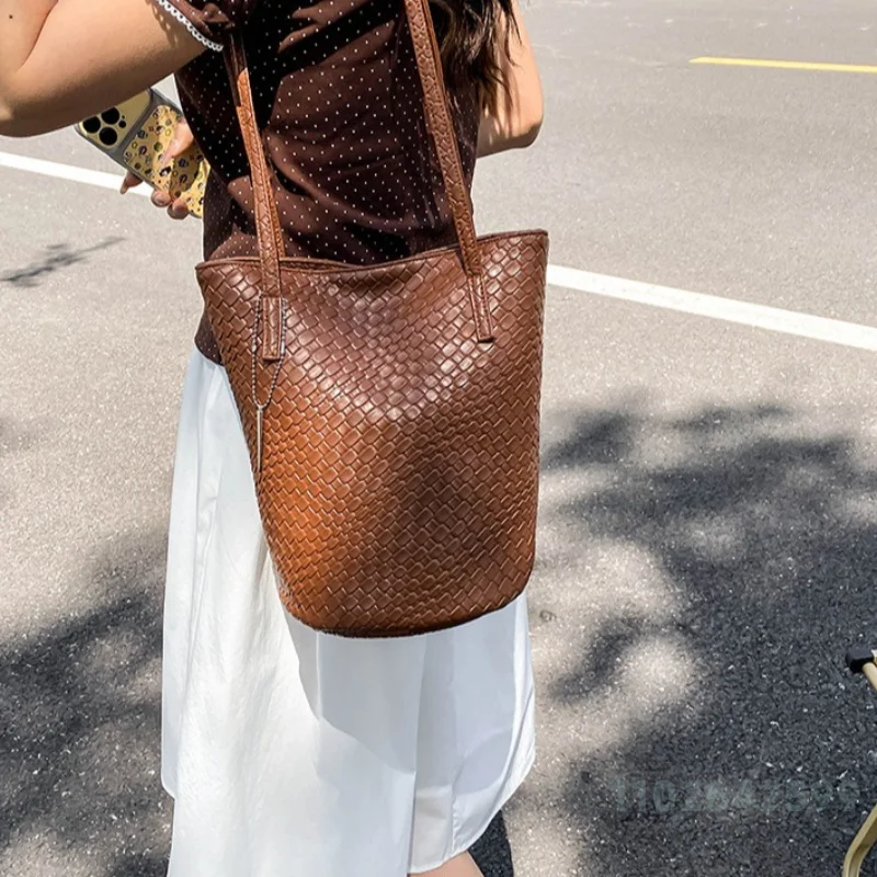 New Women's Handheld Commuter Bag Fashion High Quality Women's Shoulder Bag Premium Large Capacity Girls' Bucket Shopping Bag 6