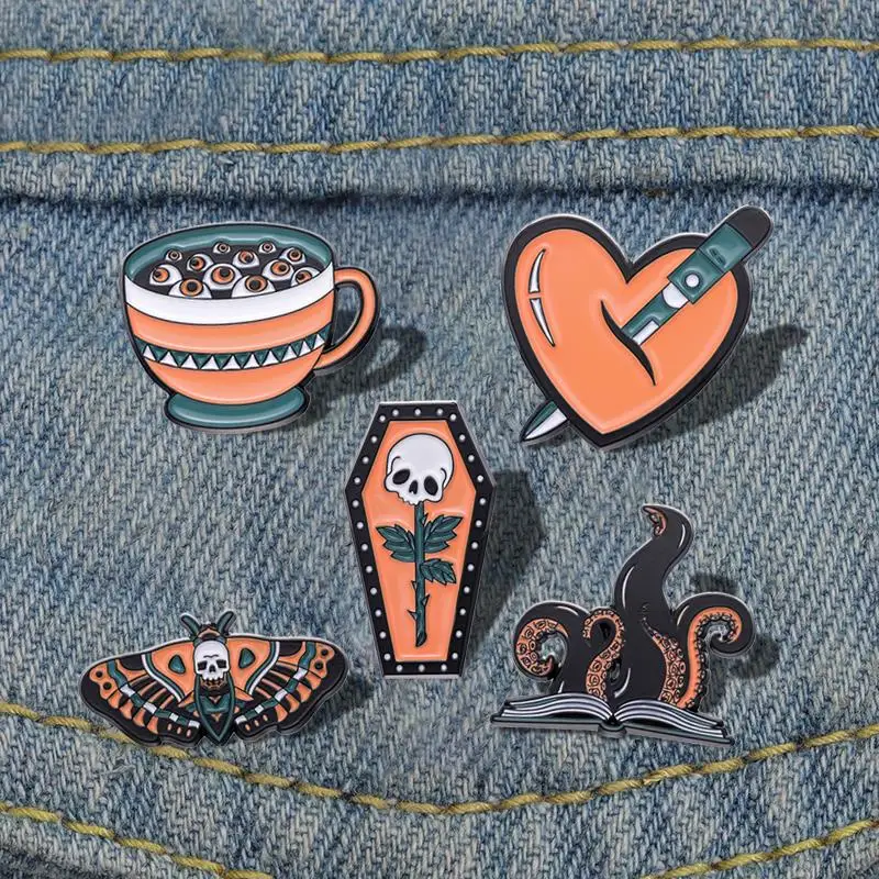 Para Halloween, alfileres esmaltados, libro de pulpo personalizado, ataúd, broches de té, insignias de solapa, joyería gótica Punk, regalo para amigos, nunca demasiado temprano