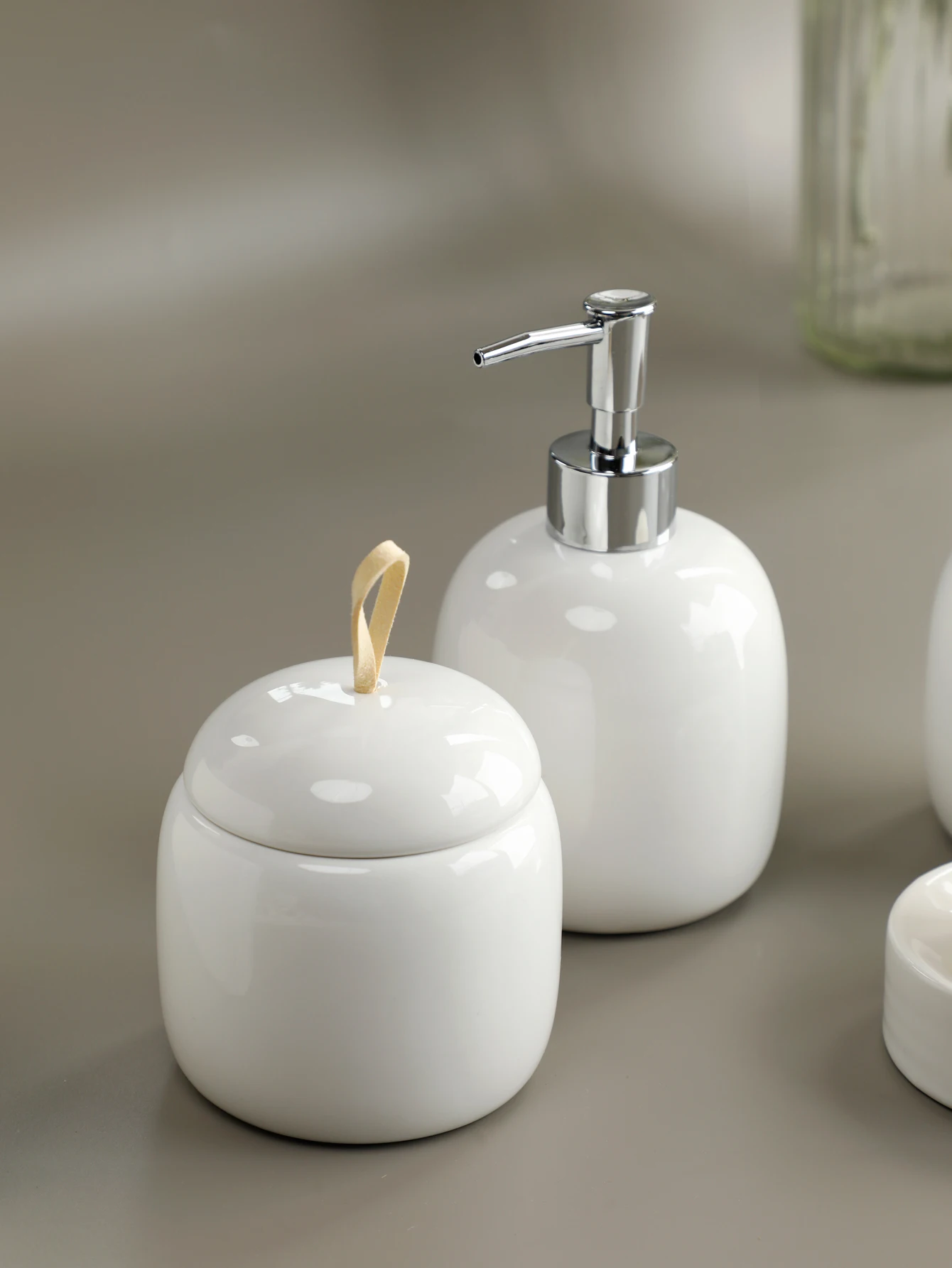 Set di accessori per il bagno Dispenser di sapone portasapone bicchiere pompa bottiglia tazza tampone di cotone scatola materiale ceramico nero o