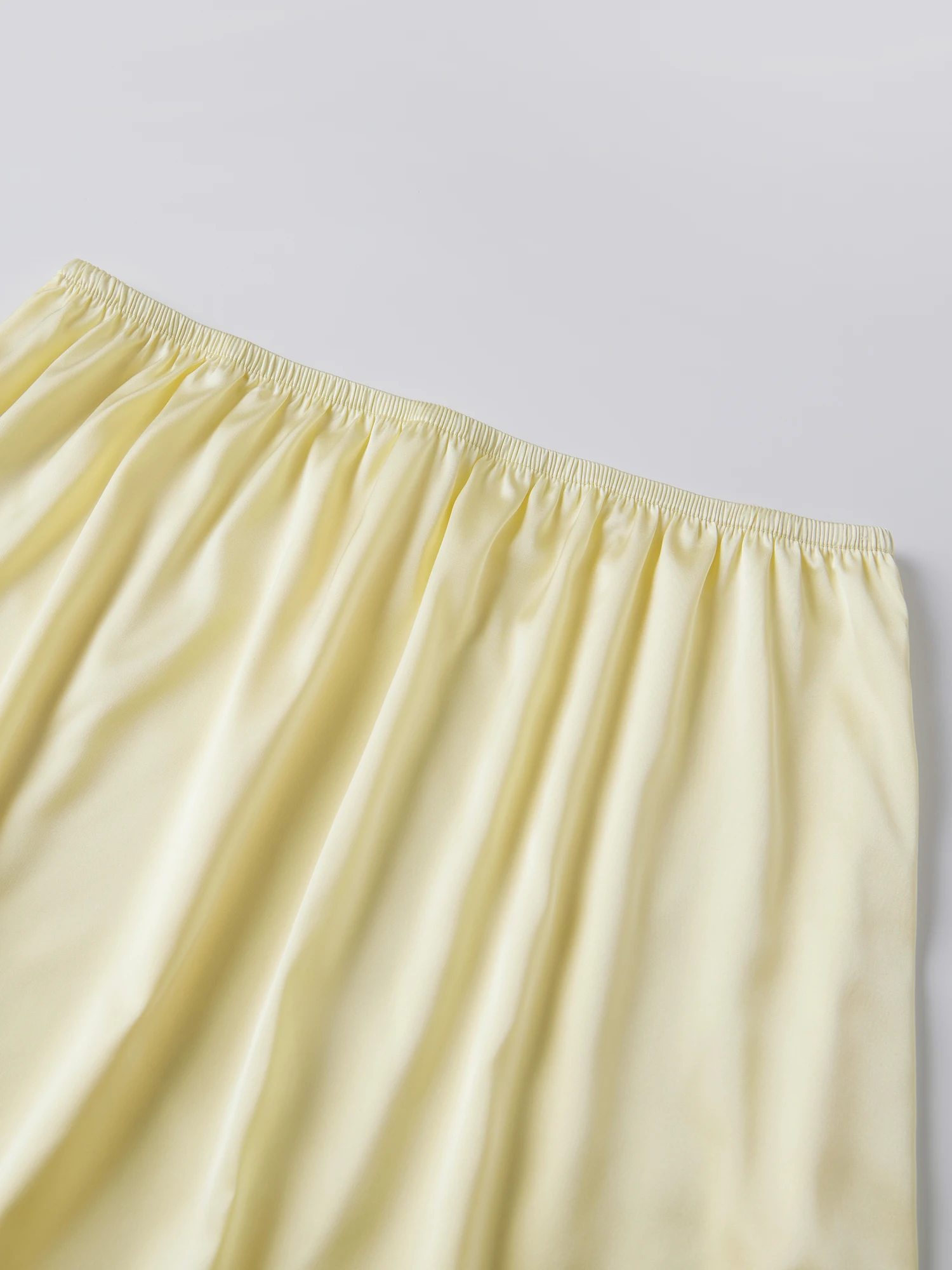 Damska satynowa mini spódniczka elegancka, jednolita, z koronkowym wykończeniem, idealna na imprezę, do pracy i na co dzień.