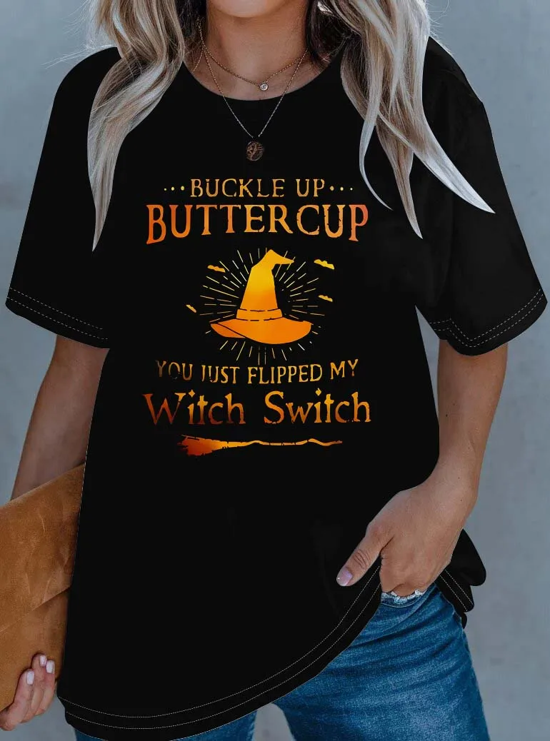 Elegante outfit in grote maten met heksenschakelaarslogan en heksenelementen